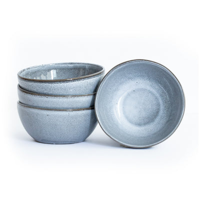 Coupe à goûter bleue empilée sur fond blanc dégagé