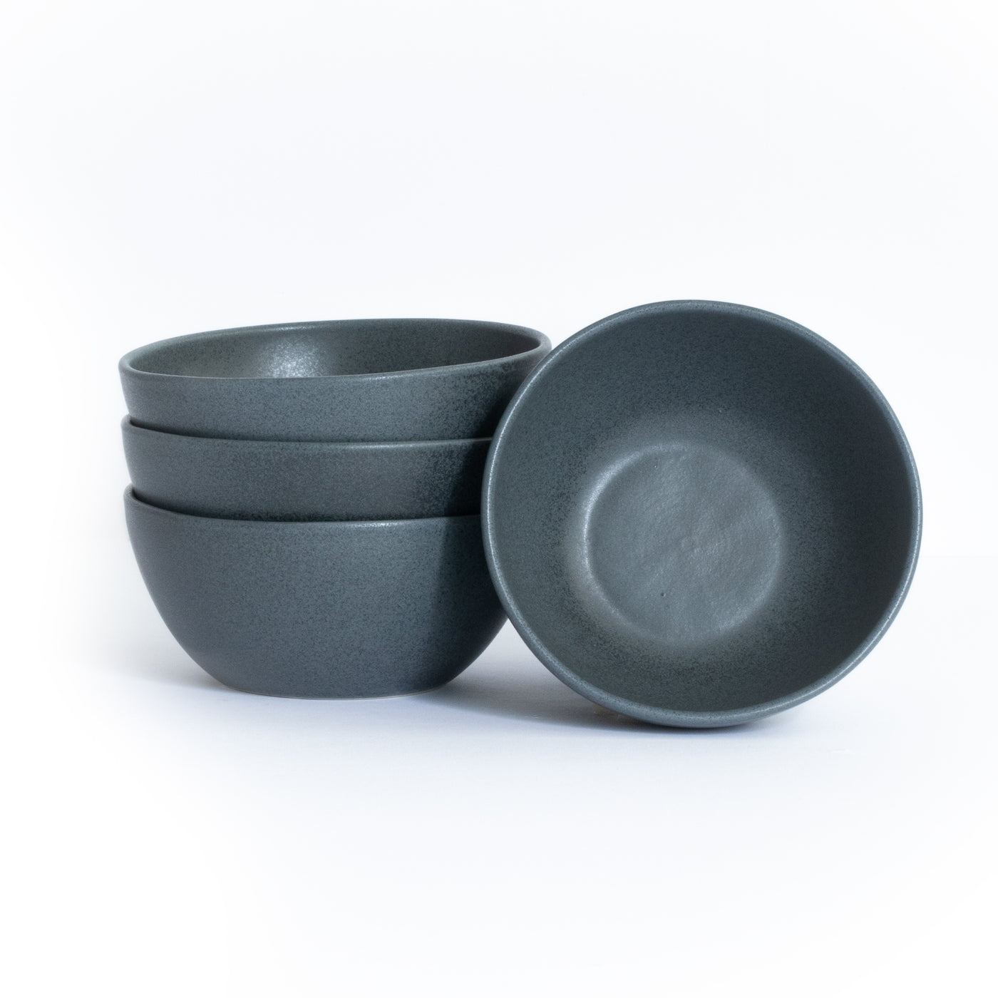 Grands petits bols empilables parfaits pour les snacks et les apéritifs sur fond blanc