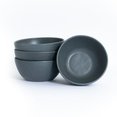 Grands petits bols empilables parfaits pour les snacks et les apéritifs sur fond blanc