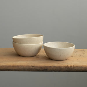 Trois grands Snack Bowl sur une planche en bois beige mat