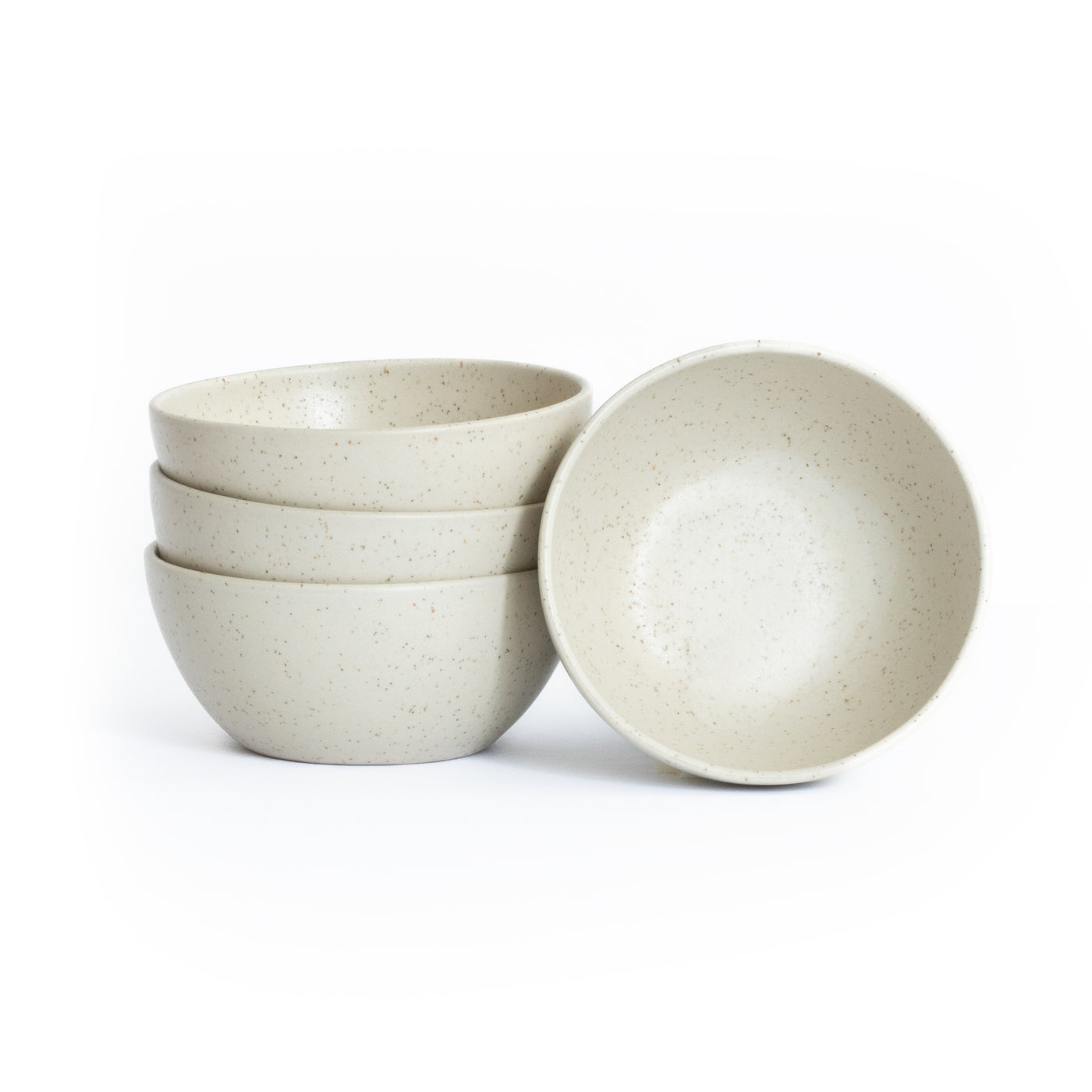 Trois Snack Bowl empilés et un posé en beige mat dégagé sur fond blanc