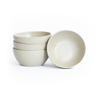 Trois Snack Bowl empilés et un posé en beige mat dégagé sur fond blanc