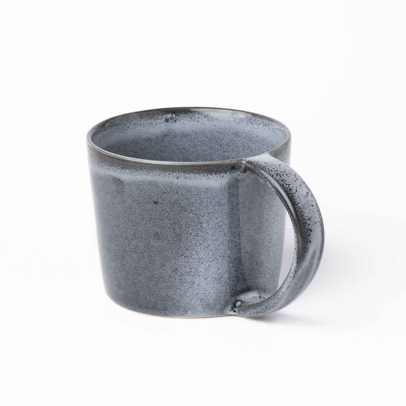Grande tasse à thé bleue avec une anse qui va du bord supérieur au bord inférieur