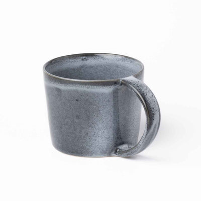 Grande tasse à thé bleue avec une anse qui va du bord supérieur au bord inférieur