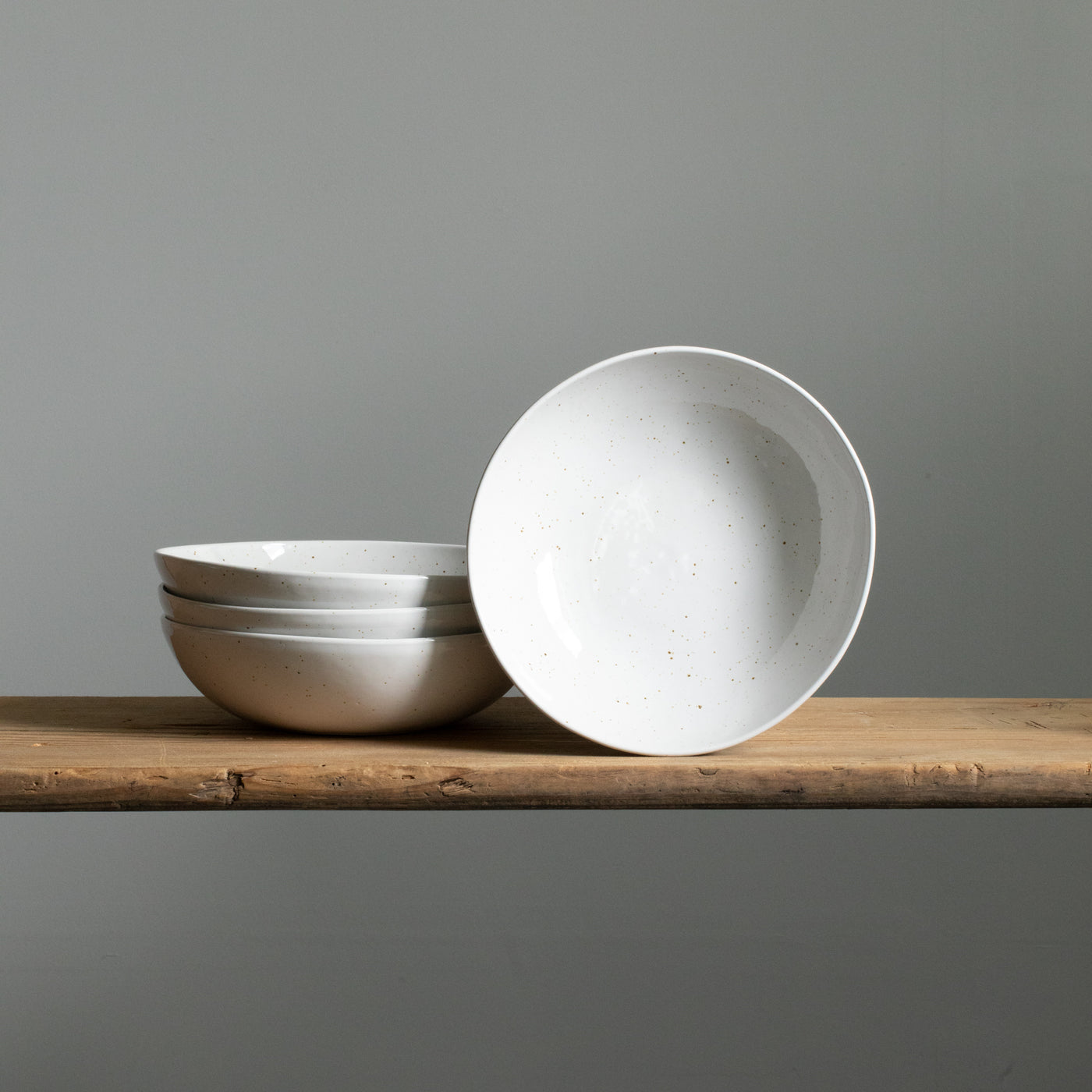 Assiette à pâtes blanche à fins pois dorés en grès