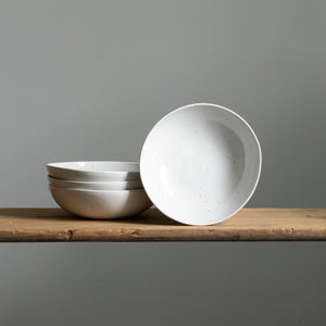 Assiette à pâtes blanche à fins pois dorés en grès