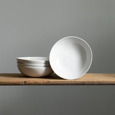 Assiette à pâtes blanche à fins pois dorés en grès