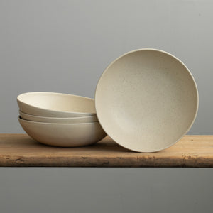 Grande assiette à pâtes ronde et profonde en émail beige mat avec de fines éclaboussures