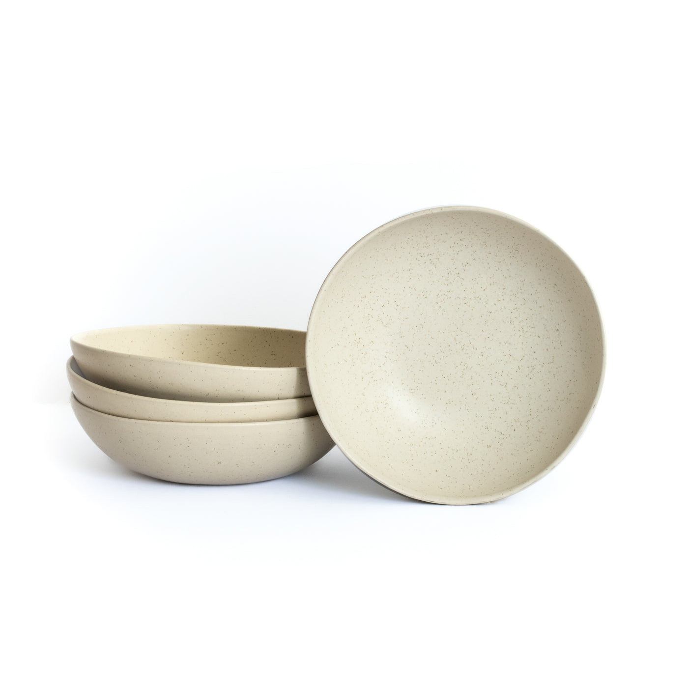 Grande assiette ronde de pâtes détachée sur fond blanc