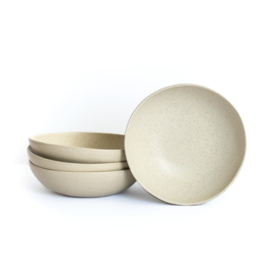 Grande assiette ronde de pâtes détachée sur fond blanc