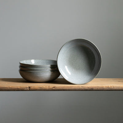 Grande assiette ronde pour pâtes de couleur gris-bleu parfaite pour les soupes, les plats principaux et les pâtes.