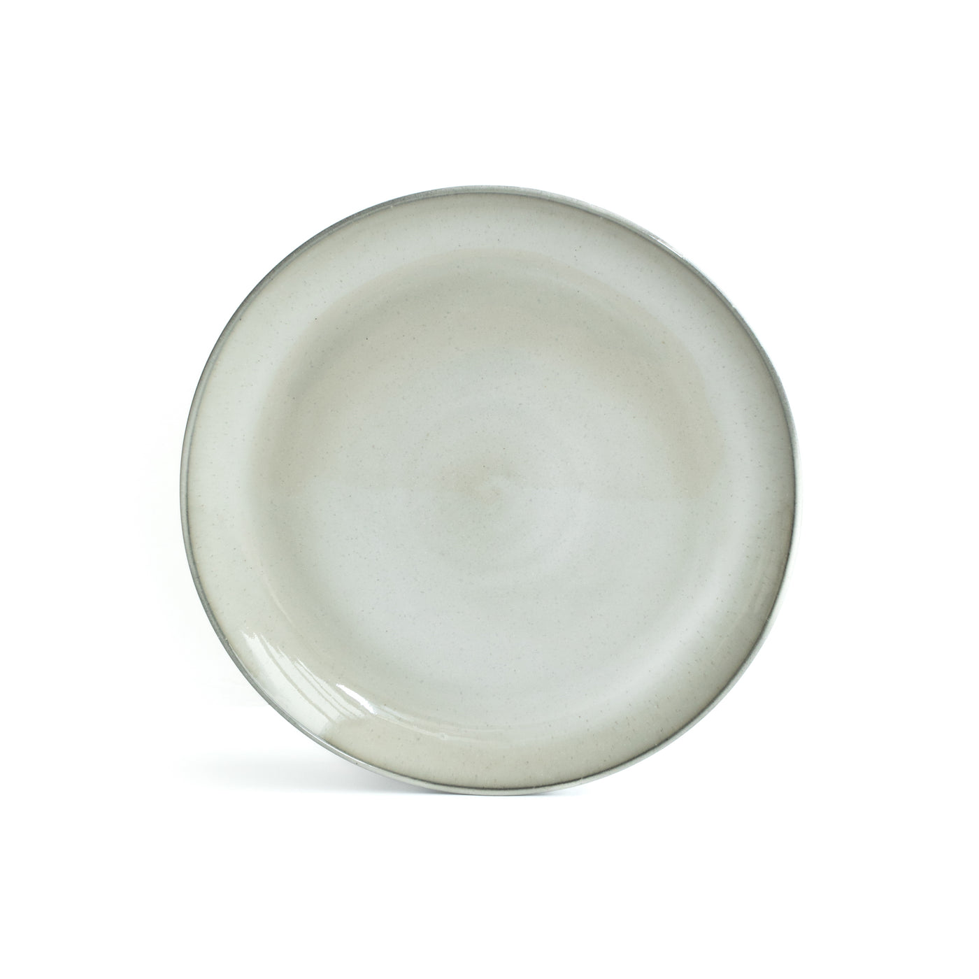 Grande assiette de plat principal en émail réactif gris clair sur fond blanc dégagé