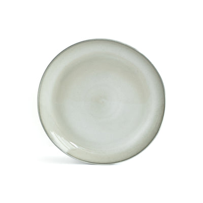Grande assiette de plat principal en émail réactif gris clair sur fond blanc dégagé