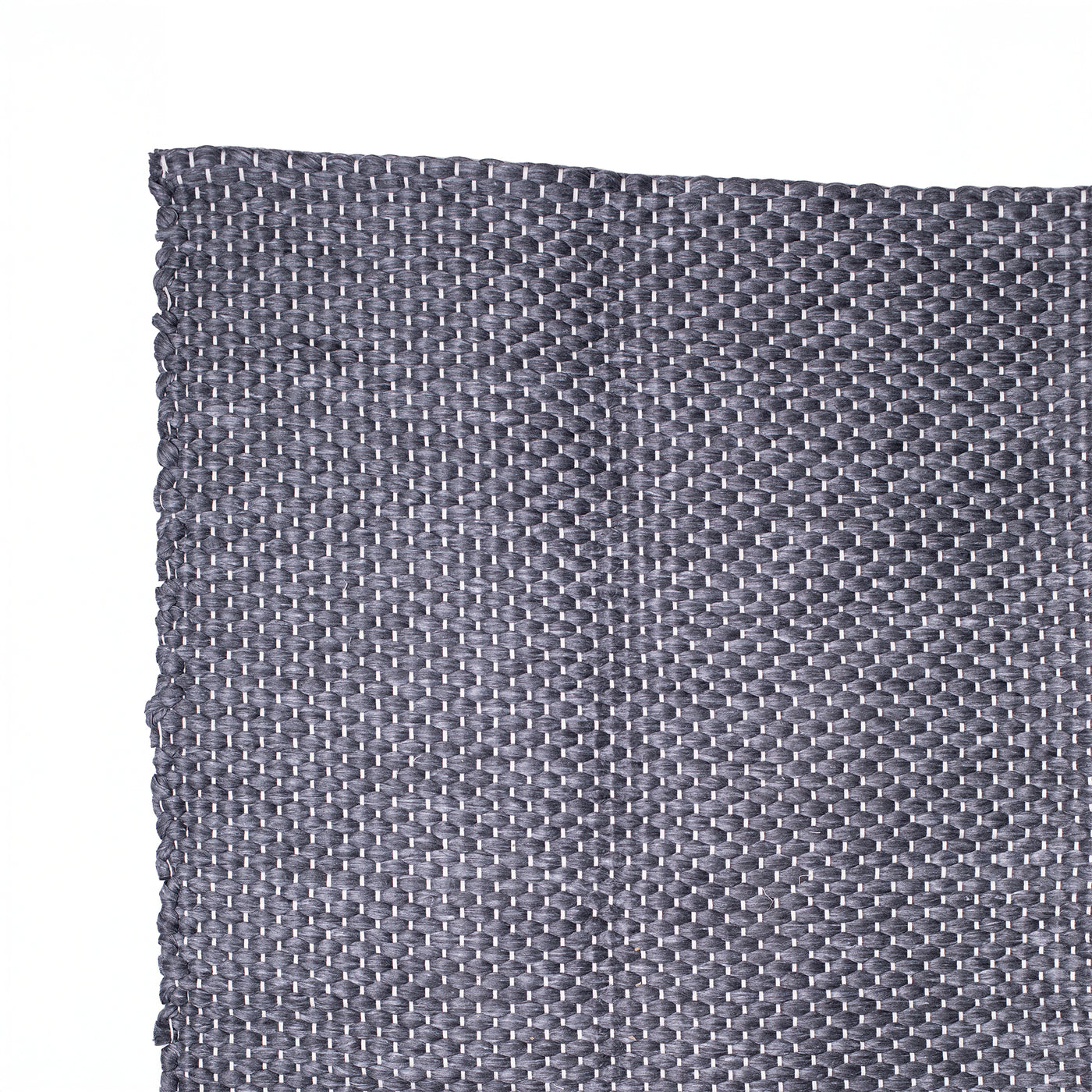 Détail d'un tapis de 150x200cm en gris foncé avec de fines lignes blanches tissées à la main