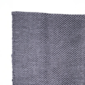 Détail d'un tapis de 150x200cm en gris foncé avec de fines lignes blanches tissées à la main