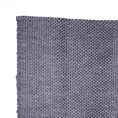 Détail d'un tapis de 150x200cm en gris foncé avec de fines lignes blanches tissées à la main