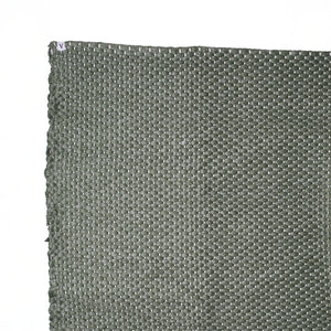 Détail d'un tapis de 150x200cm en vert foncé avec de fines lignes blanches tissées à la main