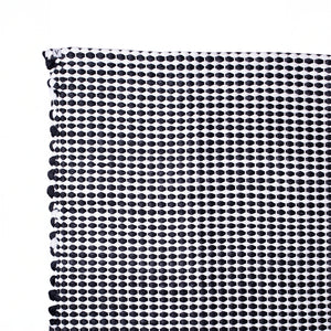 Grand tapis noir et blanc Détail des rayures noires et blanches tissées à la main