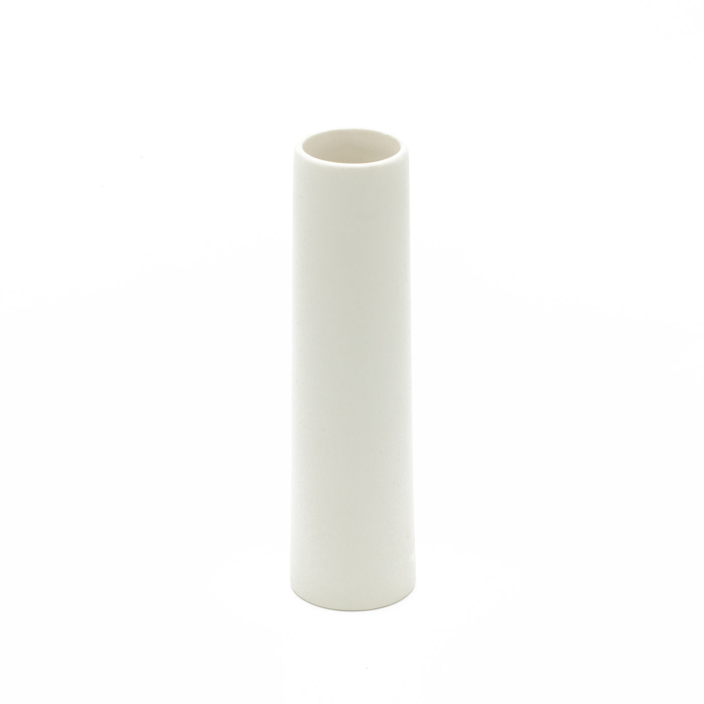 Vase court et étroit de couleur beige sur fond blanc dégagé