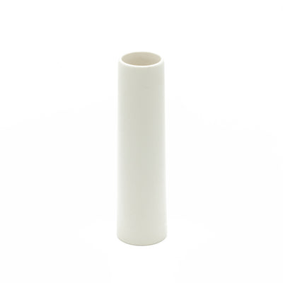 Vase court et étroit de couleur beige sur fond blanc dégagé