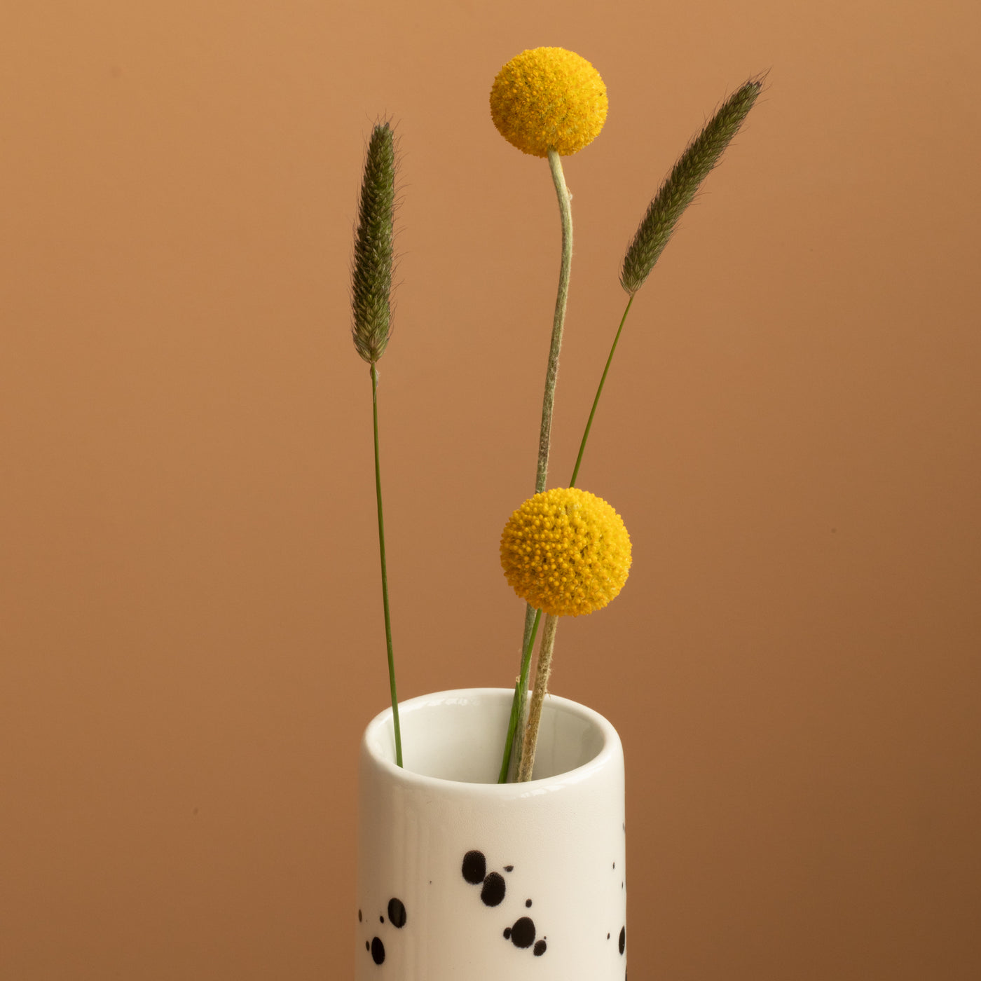 Petit vase fin par le haut avec une petite ouverture