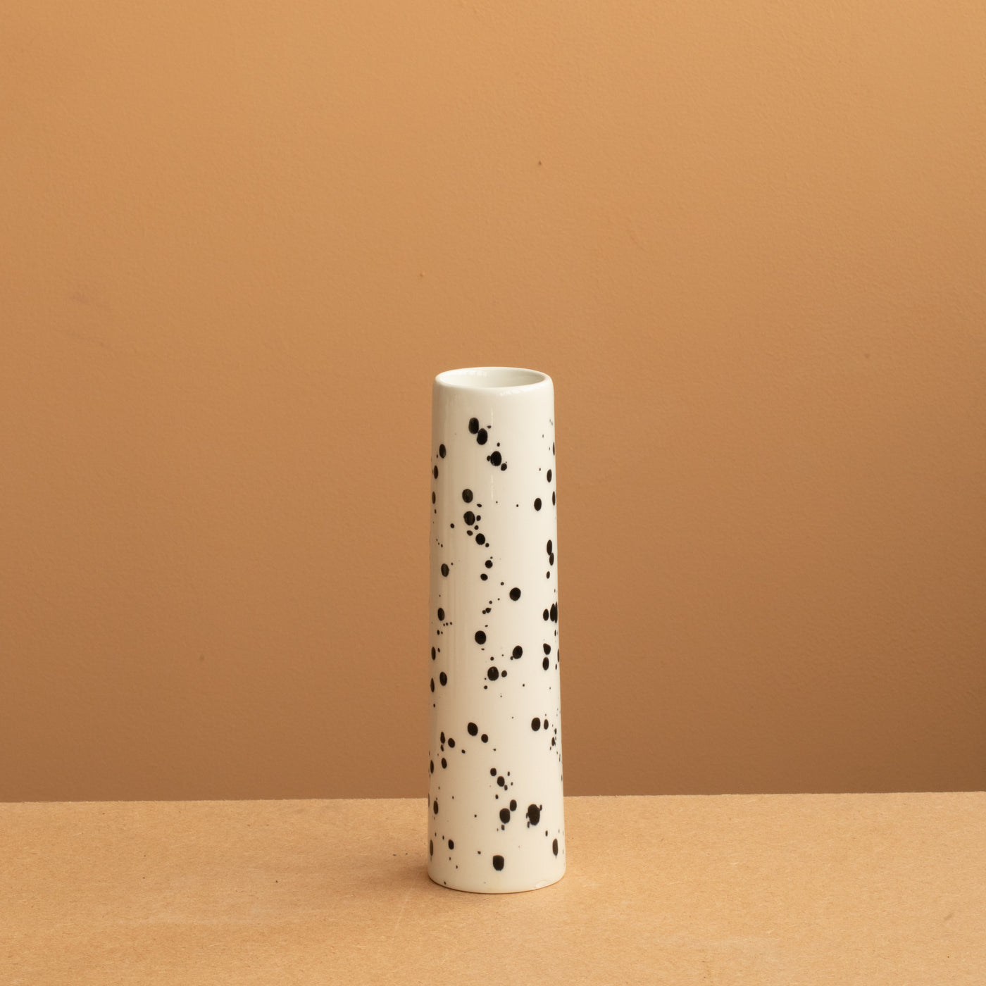 Petit vase de couleur crème à pois noirs parfait pour les petites fleurs