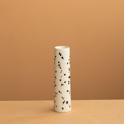 Petit vase de couleur crème à pois noirs parfait pour les petites fleurs