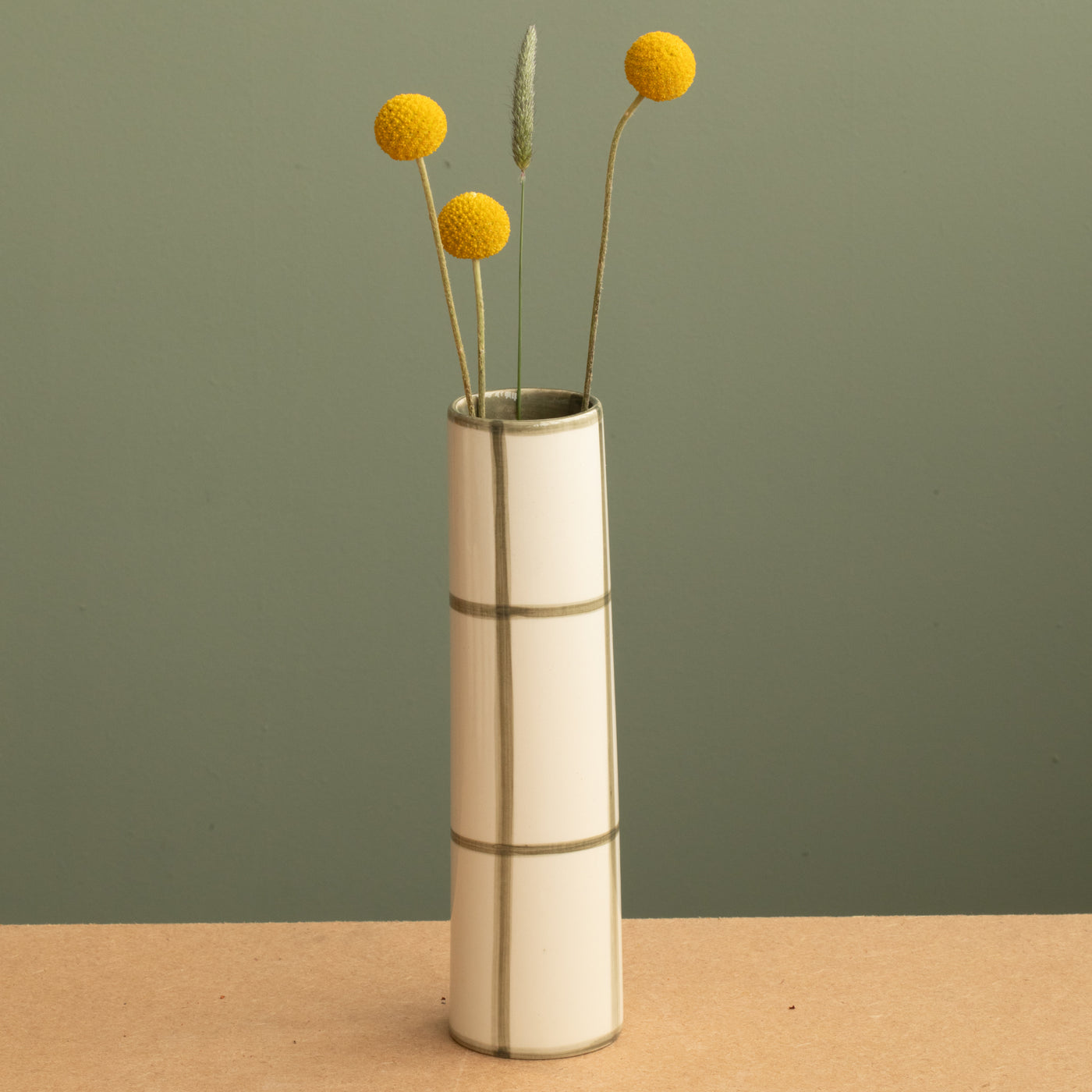 Petit vase fin qui ressemble à une cheminée à carreaux avec des bandes peintes à la main en vert olive