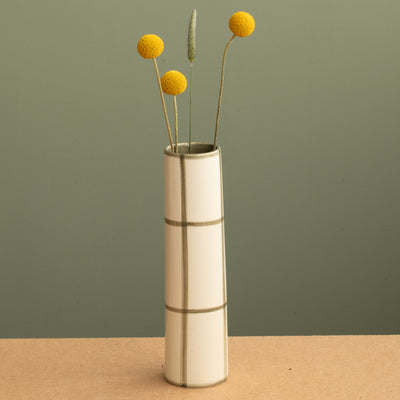 Petit vase fin qui ressemble à une cheminée à carreaux avec des bandes peintes à la main en vert olive