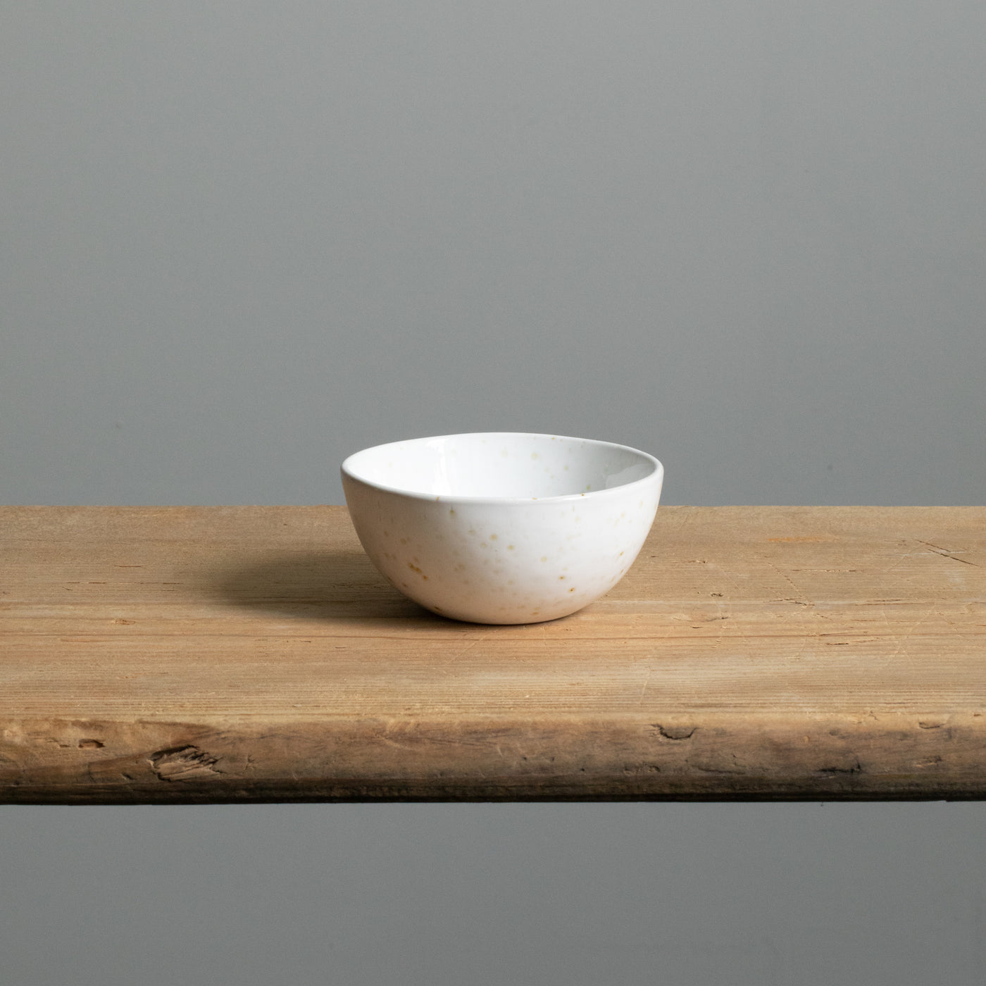 Vue de face du petit Snack Bowl blanc sur une planche en bois