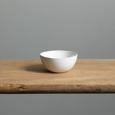Vue de face du petit Snack Bowl blanc sur une planche en bois