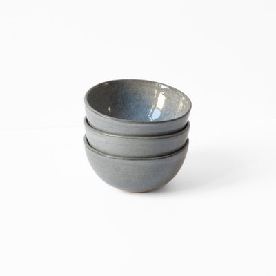 Bols gris foncé empilables avec notre glaçage recréatif Stormy Sea