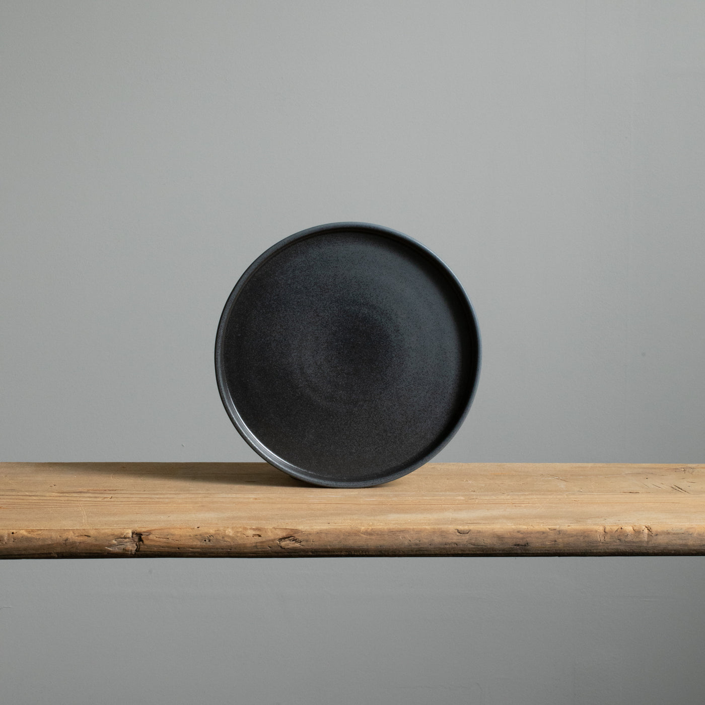 Petite assiette à hors-d'œuvre présentée en couleur noire mate avec bord coudé