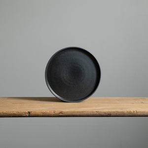 Petite assiette à hors-d'œuvre présentée en couleur noire mate avec bord coudé