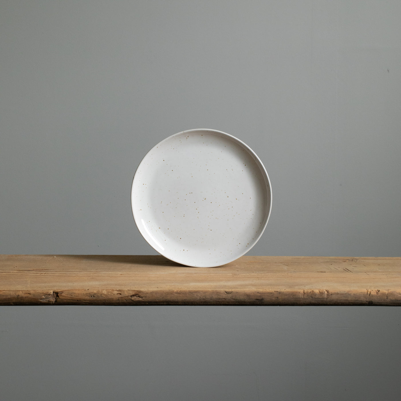 Petite assiette à déjeuner en grès émaillé blanc avec spots brun doré mise en place