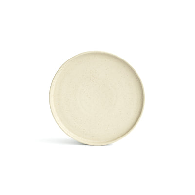 Petite assiette à hors-d'œuvre beige à bord droit détachée sur fond blanc