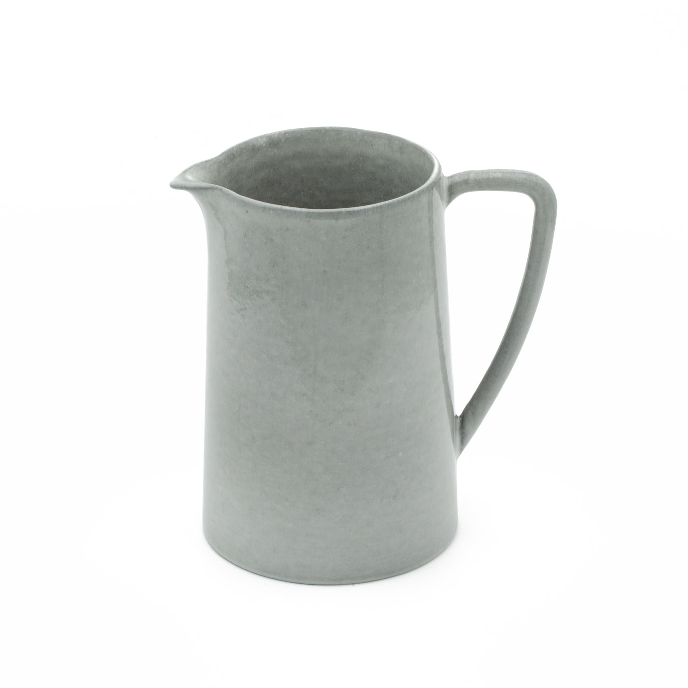 Pichet gris clair sur fond blanc dégagé