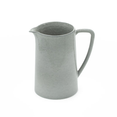 Pichet gris clair sur fond blanc dégagé