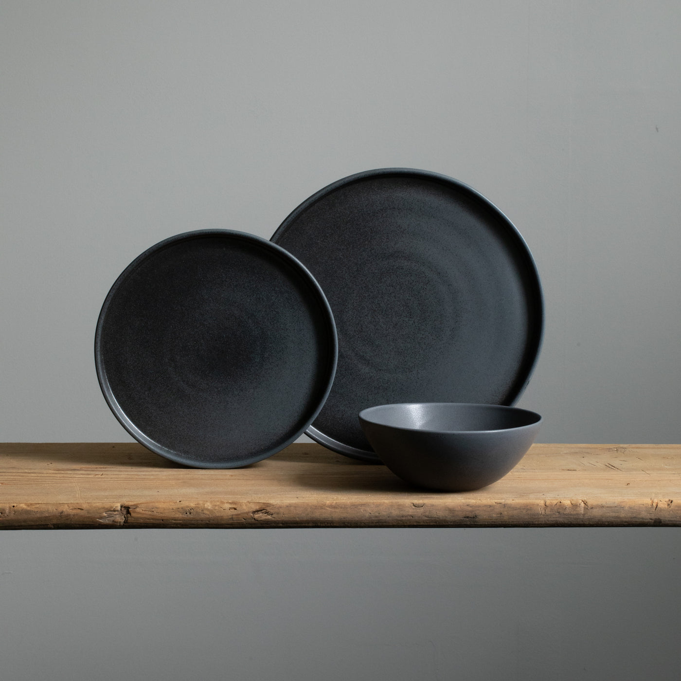 Set de vaisselle avec grandes et petites assiettes et un bol Cereal en noir mat