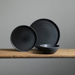 Set de vaisselle avec grandes et petites assiettes et un bol Cereal en noir mat