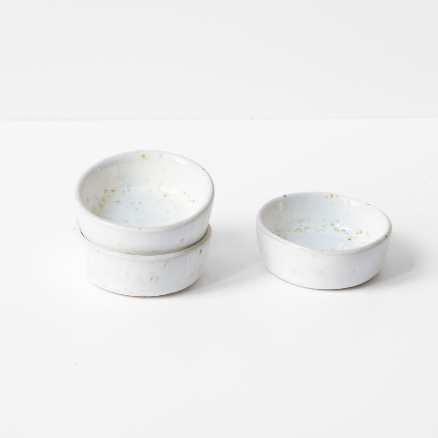 Petit bol rond parfait pour le jus de soja ou les sauces en glaçage blanc