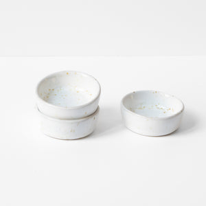 Petit bol rond parfait pour le jus de soja ou les sauces en glaçage blanc