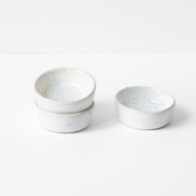 Petit bol rond parfait pour le jus de soja ou les sauces en glaçage blanc