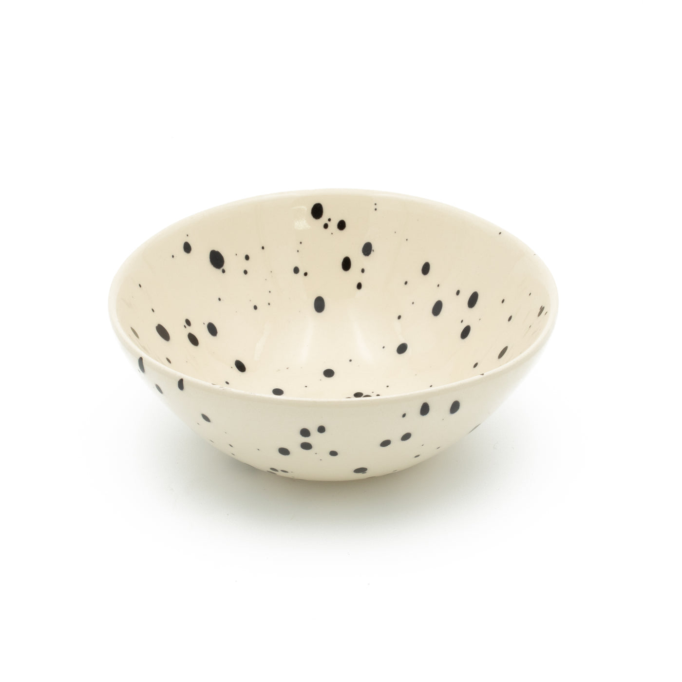 Bol à céréales beige à pois noirs sur fond blanc
