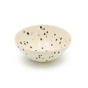 Bol à céréales beige à pois noirs sur fond blanc
