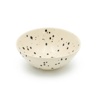 Bol à céréales beige à pois noirs sur fond blanc