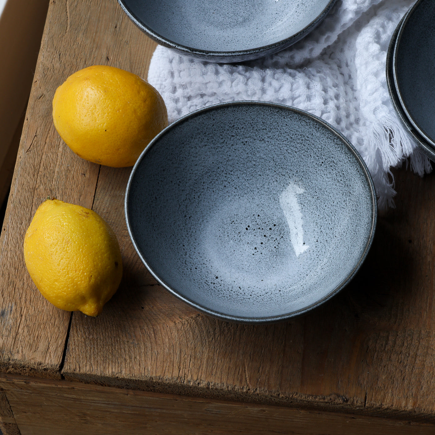 Bol en grès en émail réactif bleu à côté d'un citron jaune pour un beau contraste avec le bleu
