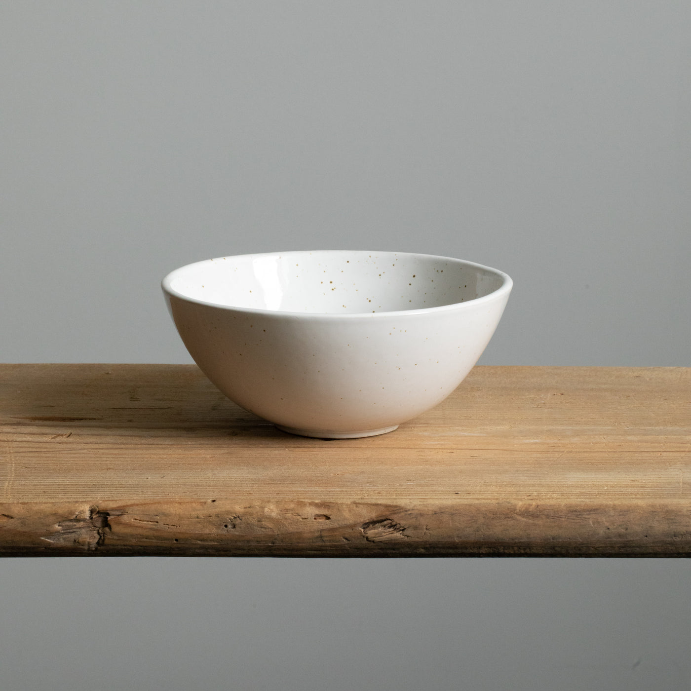 Bol à déjeuner blanc de 5 cm de profondeur vu de face sur une table en bois