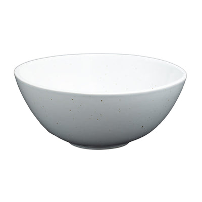 Bol de céréales blanc à pois dorés sur fond blanc dégagé.