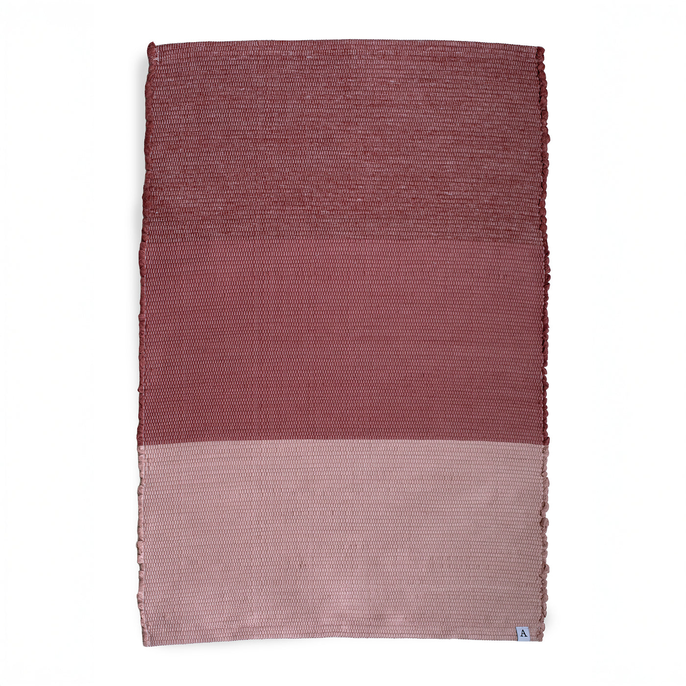 Tapis divisé en trois blocs de couleur, du bordeaux au rose, sur fond blanc.